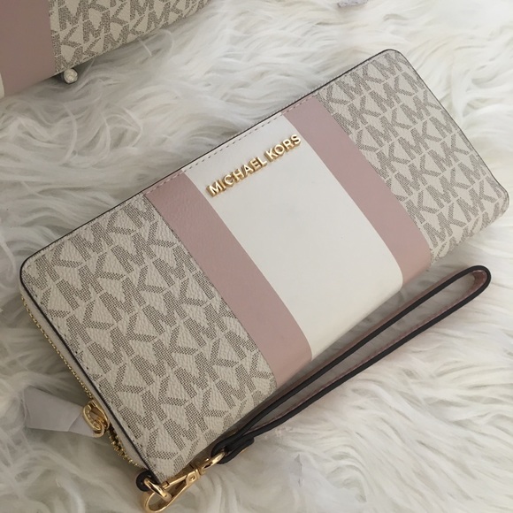 Michael Kors Handbags - Last 1✨Michael Kors jet set LG continental wallet